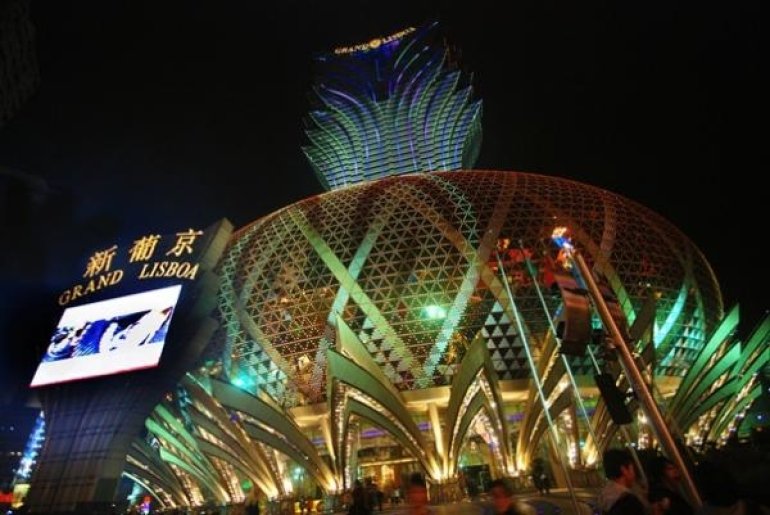 Фасад казино Grand Lisboa ночью